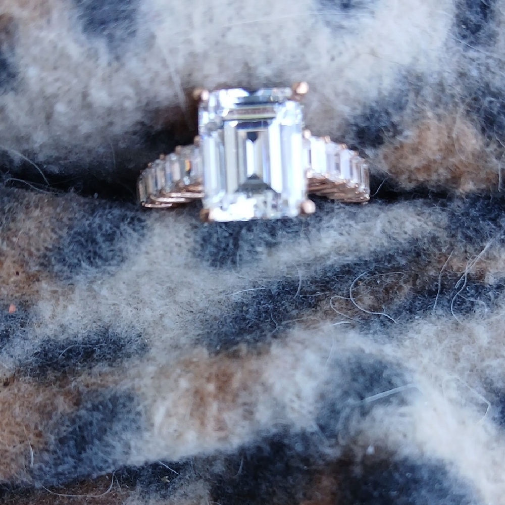 ELEGANT ROSE GOLD EMERALD CUT Women's Ring W/BEZEL SET  EMERALD ACCENTS SIZE 6
